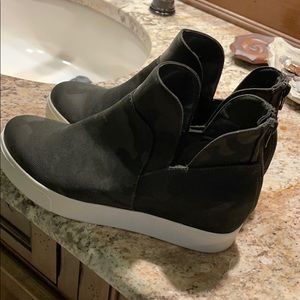 Steve Madden black camo wedge